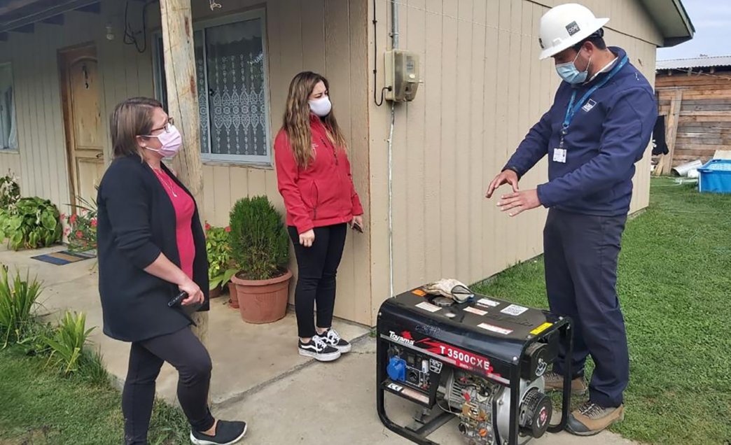 CGE entregó generadores eléctricos a familias tras mesa técnica en Cobquecura