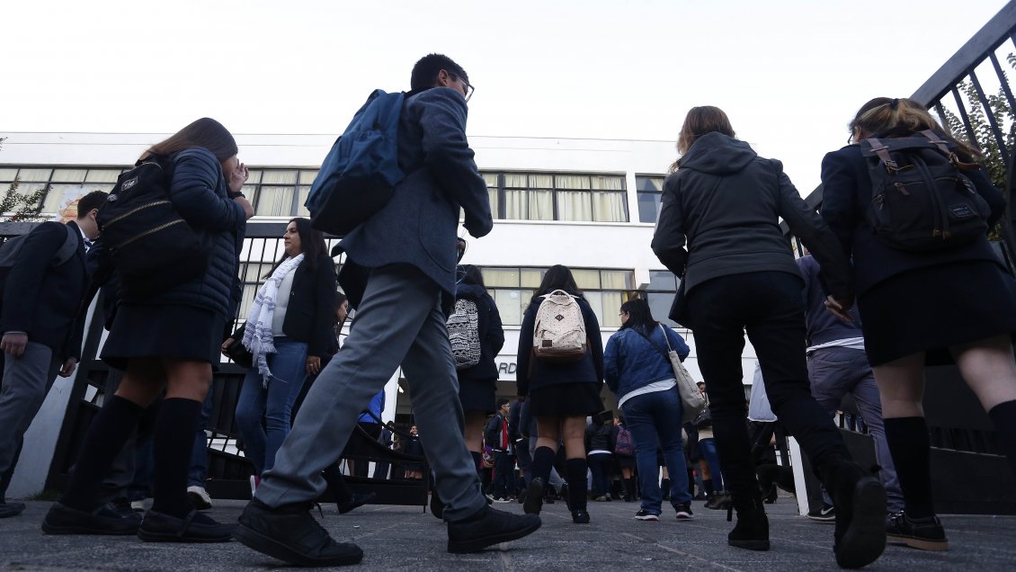 Colegio de Profesores insiste en suspender clases presenciales tras nuevo peak de contagios