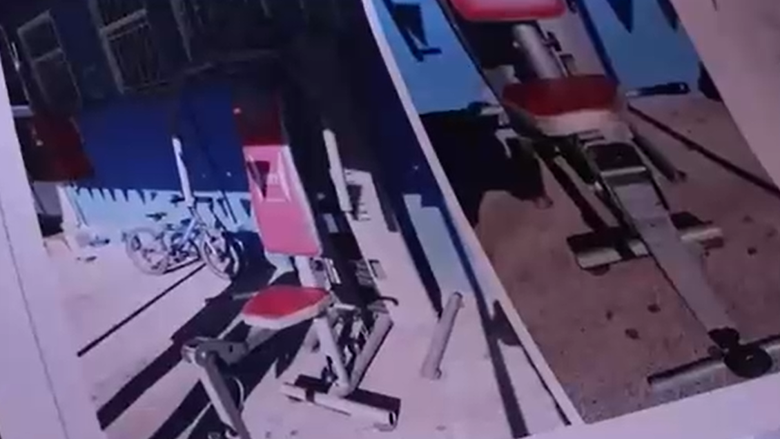 Niña perdió parte de su dedo en máquina de ejercicio de su colegio: Padres buscan responsables hace un año