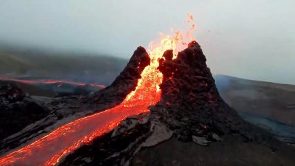 Impresionantes imágenes en erupción de volcán en Islandia