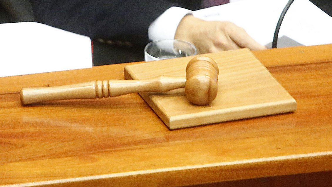 Quince años de cárcel para hombre que violó a niña amenazando matar a su madre