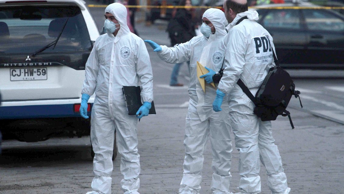 Un muerto y dos heridos deja balacera en departamento de Santiago