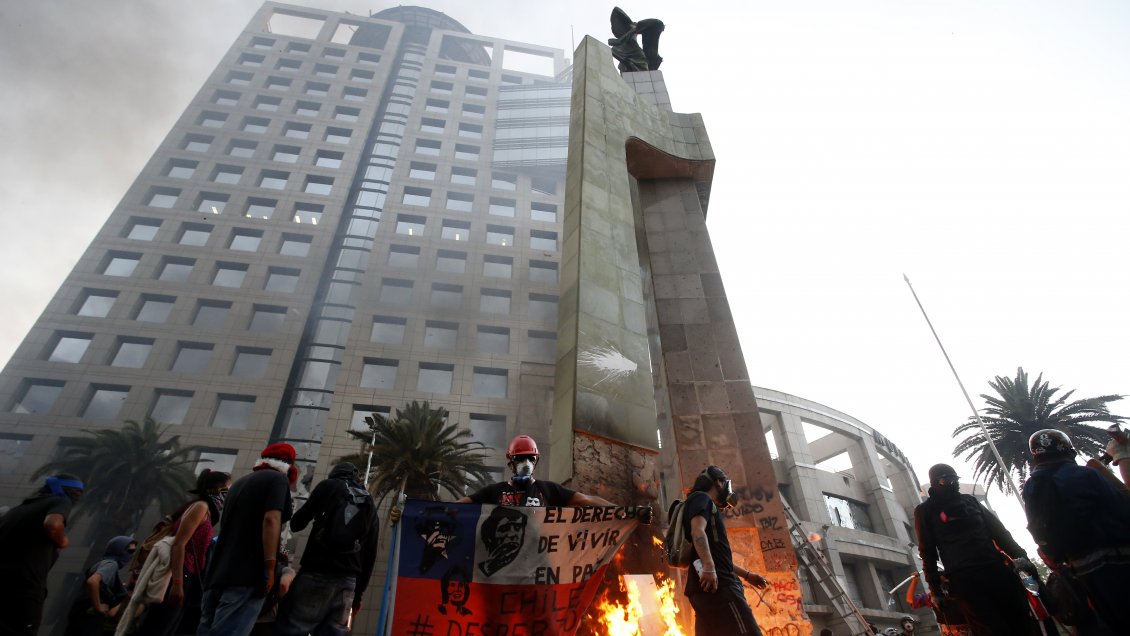 Carabineros evalúa trasladar monumento a sus mártires por 