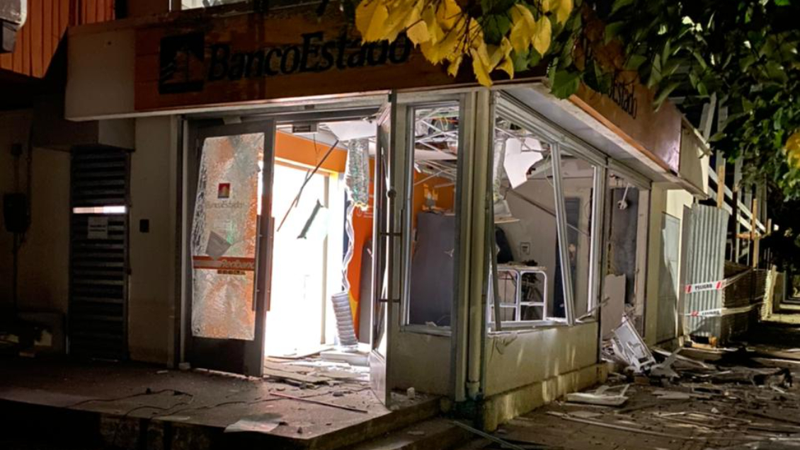 Antisociales intentaron robar y destruyeron el único cajero automático de Lumaco