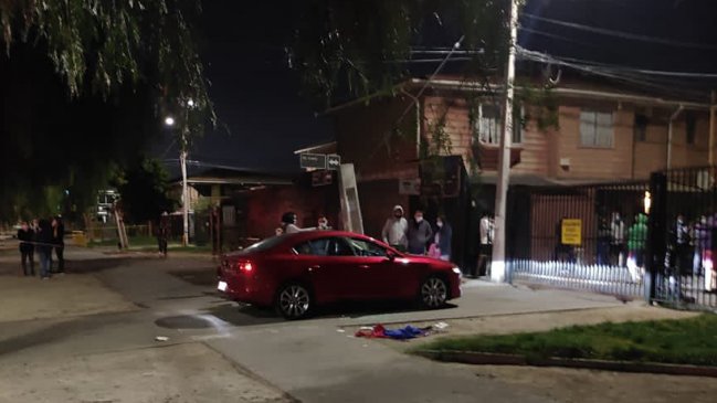 Carabinero de franco repelió robo de su auto en Pudahuel: Asaltante está en riesgo vital