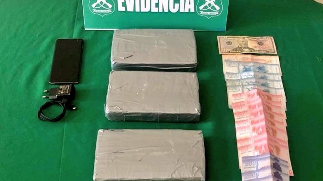 Sorprenden a sujeto circulando con un bolso lleno de cocaína en Tarapacá