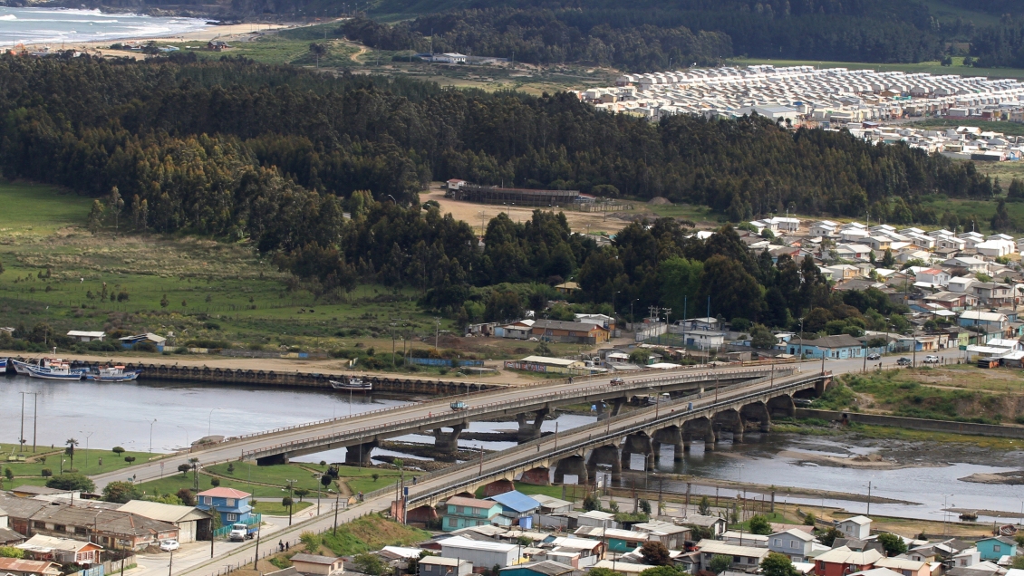 Dos jóvenes murieron ahogados al caer en auto al Río Lebu