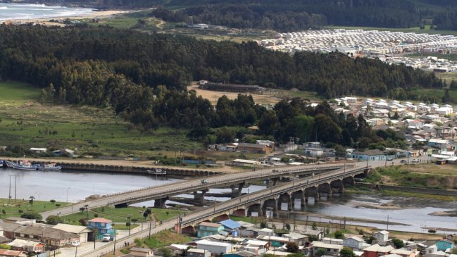 Dos jóvenes murieron ahogados al caer en auto al Río Lebu