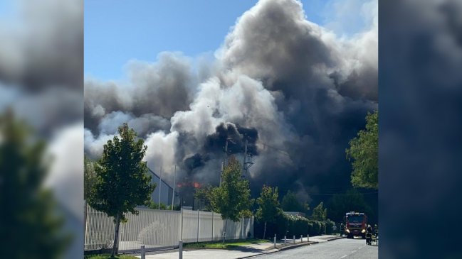 Bomberos controló incendio que consumió fábrica en Colina