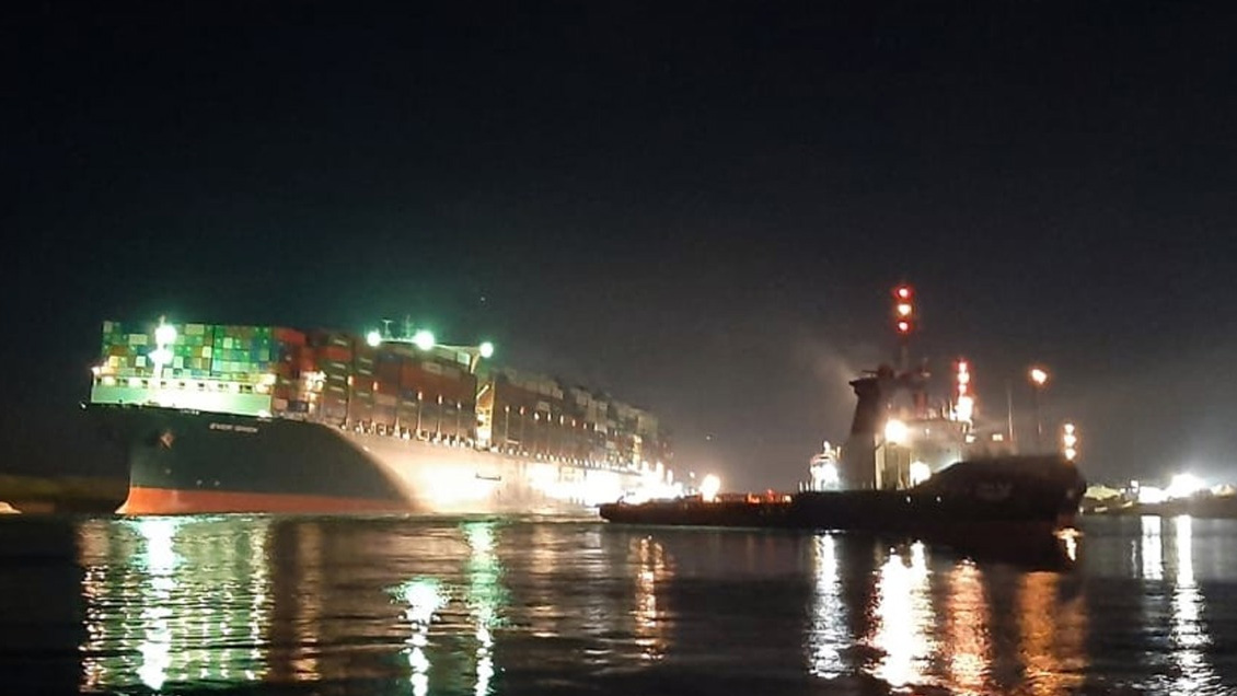 Diez barcos remolcadores consiguieron mover el Ever Given después de 6 días