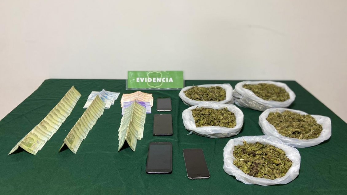 Fueron fiscalizados por andar sin mascarilla y el olor a marihuana los delató: Tres detenidos