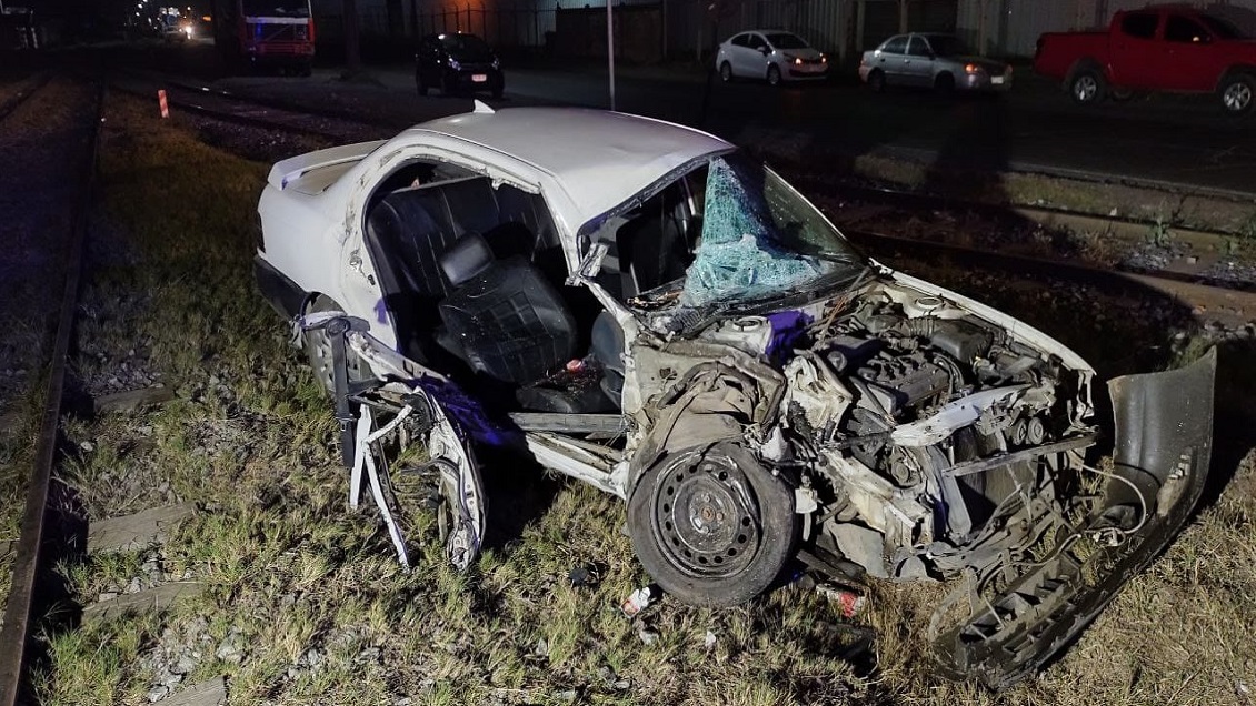 Auto chocó contra un tren: 