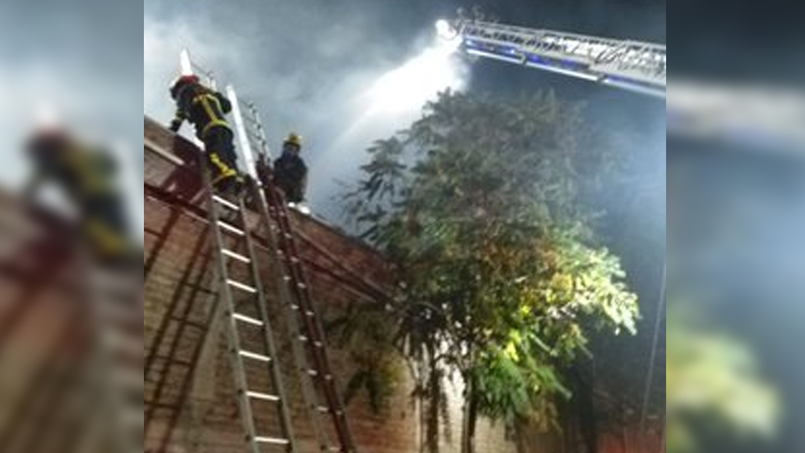 Incendio deja con riesgo de derrumbe a un galpón en el centro de Santiago