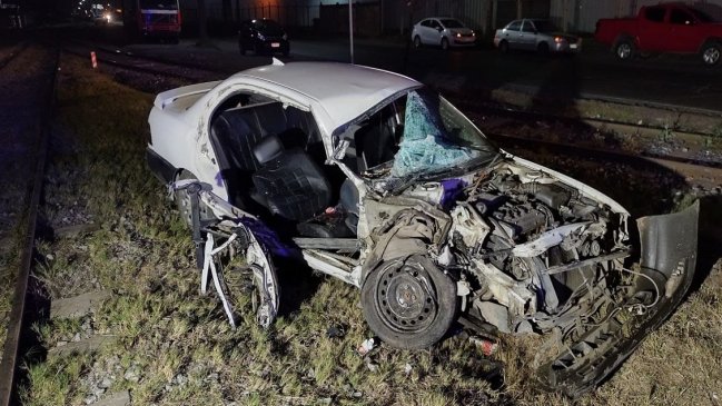 Auto chocó contra un tren: 
