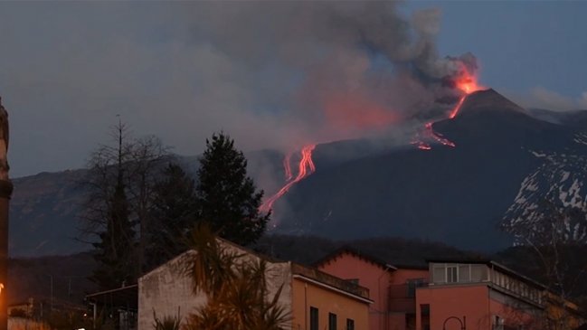 Italia: Nueva erupción del Etna, con emisión de lava y columna de cenizas