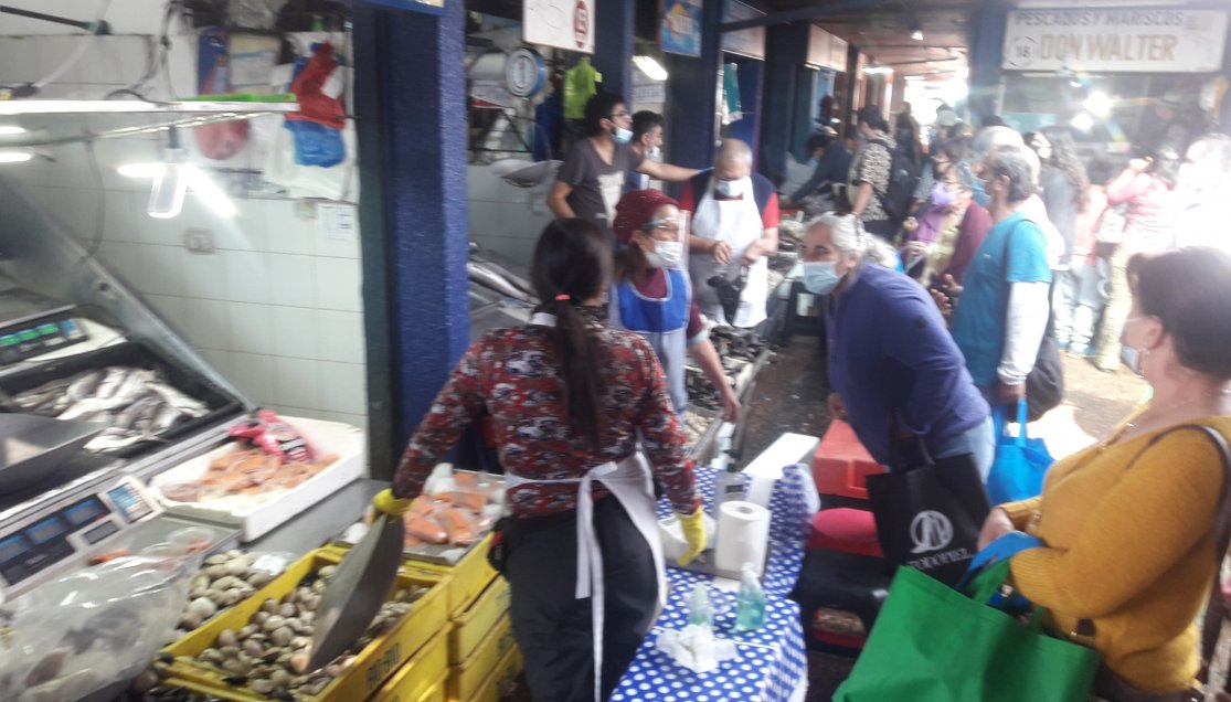 Delimitan pescaderías en el mercado de Chillán para evitar aglomeraciones de Semana Santa