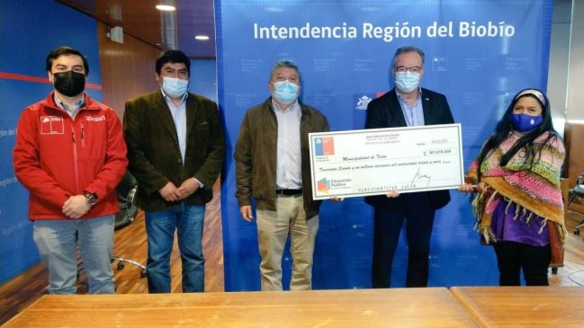 Mineduc entregó fondos para reconstruir escuela quemada en Tirúa