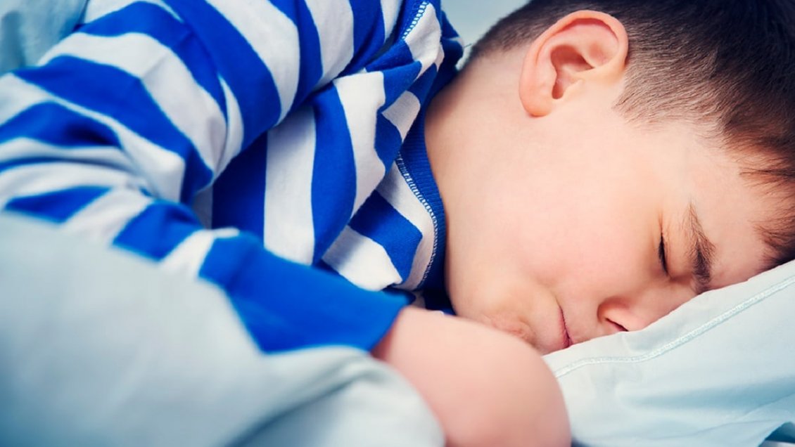 China establece horas de sueño mínimas para niños y adolescentes