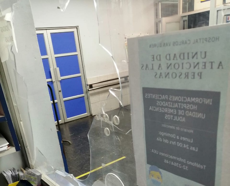 Antisociales atacan la urgencia del hospital Van Buren: Lanzaron sillas de ruedas y rompieron mobiliario