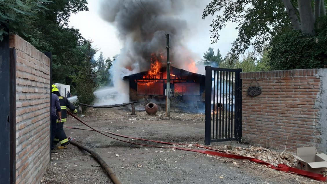 Incendio consumió cabañas de turismo en sector rural de Quillón