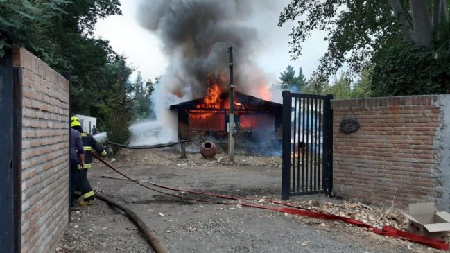 Incendio consumió cabañas de turismo en sector rural de Quillón