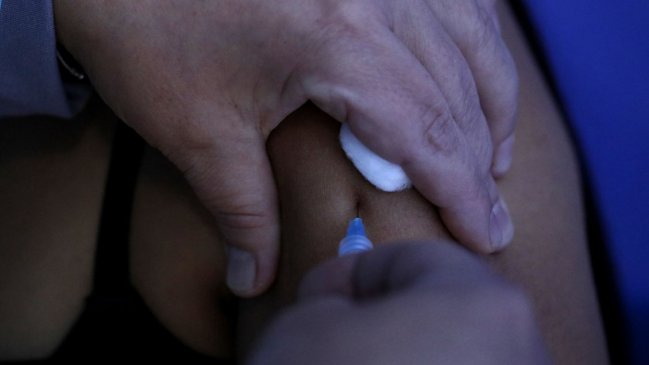 Estudio: Vacunación anti-Covid tiene 56,5% de efectividad para evitar contagios tras 14 días