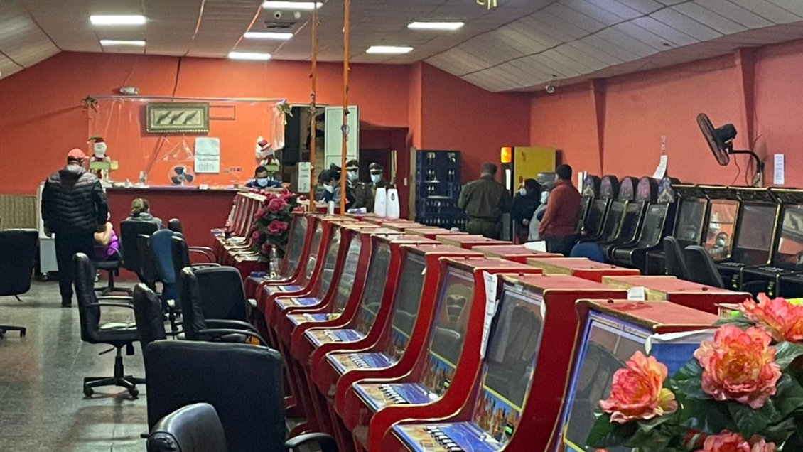 Sorprenden a 12 personas jugando en máquinas tragamonedas durante toque de queda en Curicó