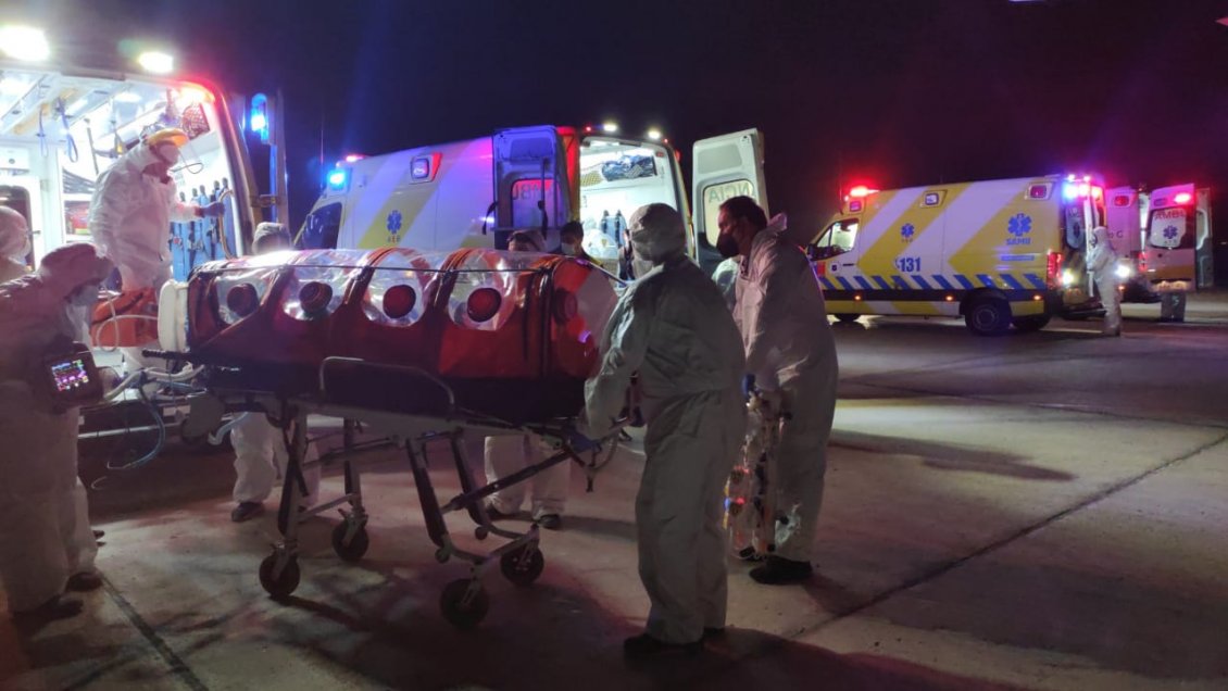 Cuatro pacientes Covid-19 fueron trasladados desde Iquique a Santiago