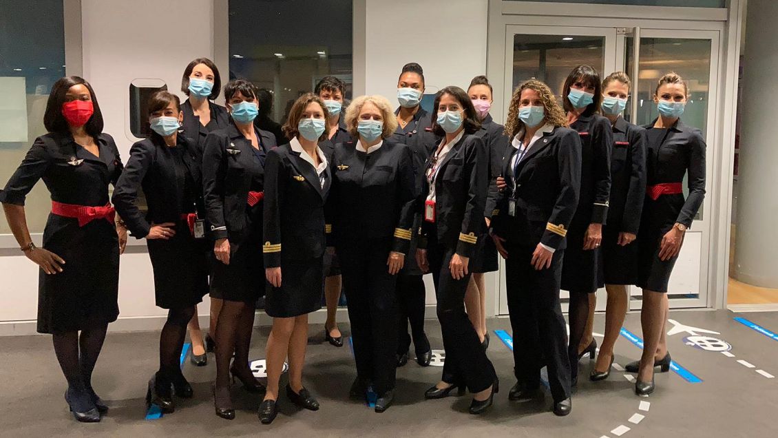 Con vuelos comerciales piloteados sólo por mujeres recordaron aterrizaje en Chile de Adrienne Bolland