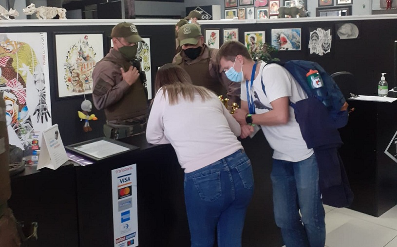 Carabineros detuvo a siete personas en local de tatuajes que funcionaba en cuarentena en Viña del Mar