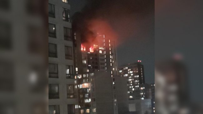 Bomberos controló incendio en edificio del centro de Santiago