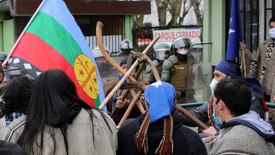 Dirigentes mapuche sobre funcionario judicial con armas de guerra: 