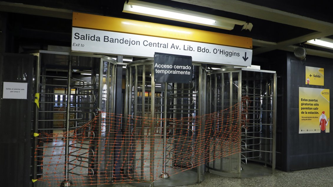 Metro defiende criticadas puertas giratorias: Están en salida de 