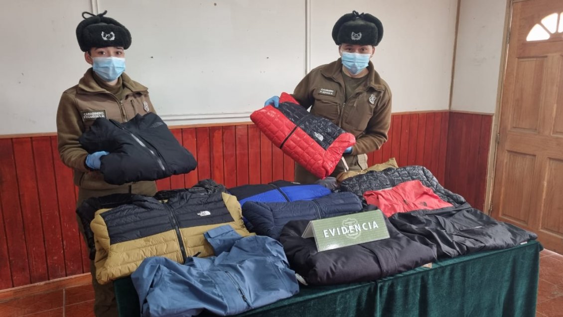 Adulto y adolescente fueron detenidos por robo en céntrica tienda de Punta Arenas