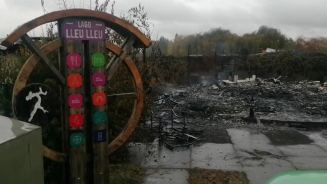 Indagan intencionalidad: Incendio consumió edificio y colegio en zona donde atacaron al equipo de TVN