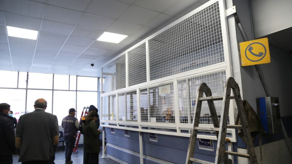 Rejas y puerta de acero: Hospital Van Buren refuerza seguridad tras brutal ataque