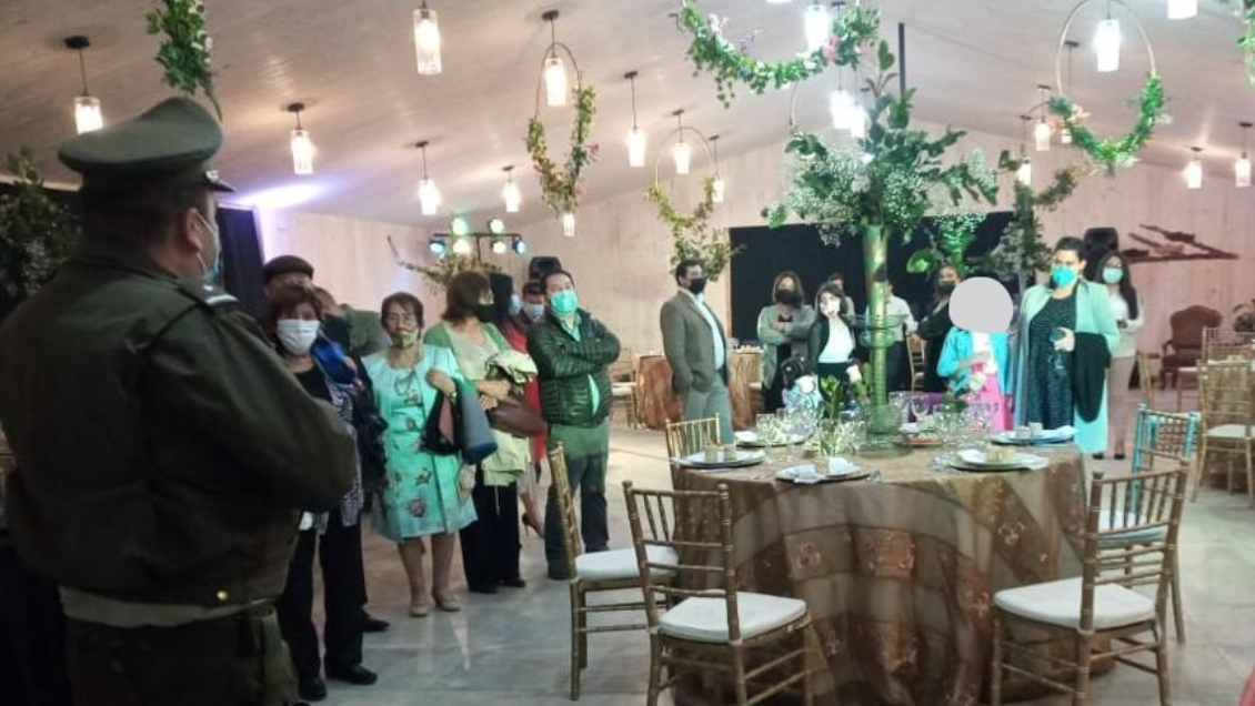 Sorprenden a 60 personas en un matrimonio en Puerto Montt: Detuvieron al novio y al DJ
