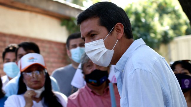 ¿Campaña o trabajo? Alcaldes candidatos se despliegan por sus comunas tras retomar sus funciones