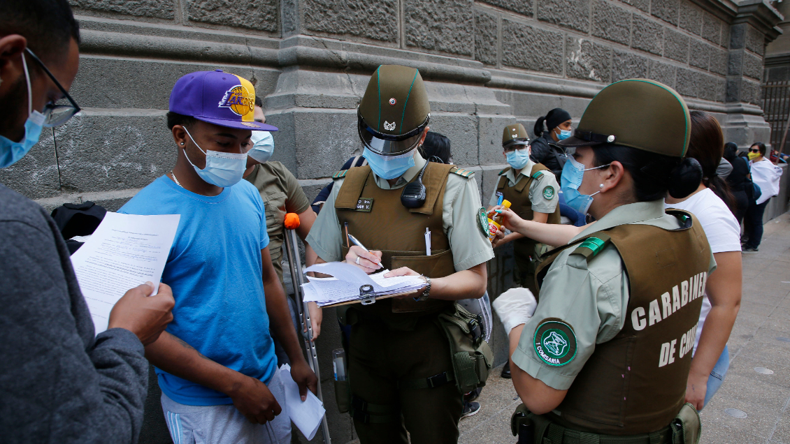 Cientos de inmigrantes piden al Gobierno regularizar su situación en el país