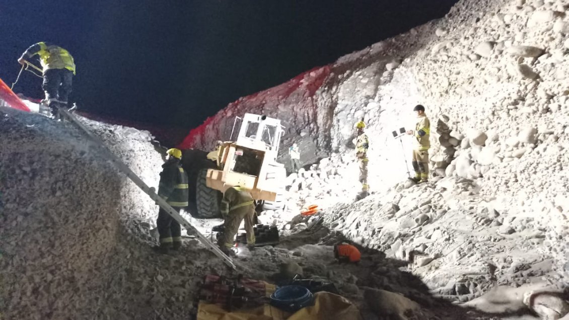 Una persona fallecida y otra herida de gravedad tras volcamiento de cargador frontal