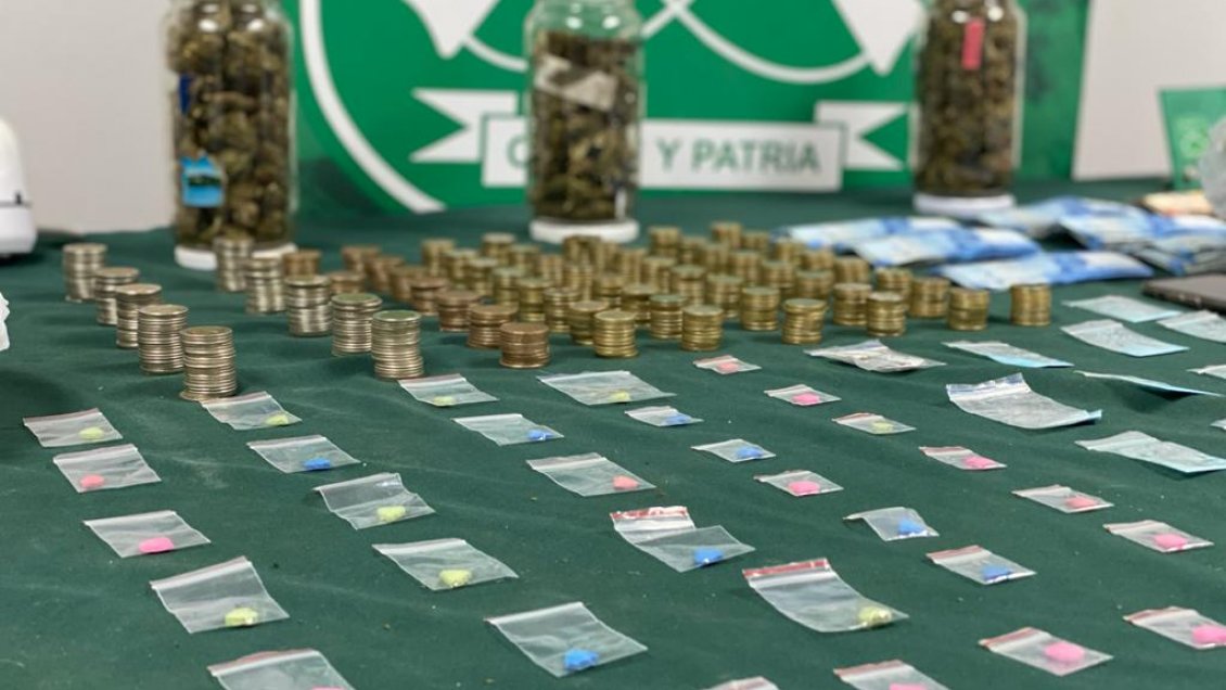 Sujetos abandonaron vehículo, eludieron control policial y fueron detenidos acusados de portar droga