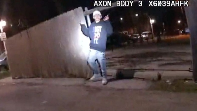 Video revela que niño latino de 13 años tenía las manos arriba cuando un policía de Chicago lo mató