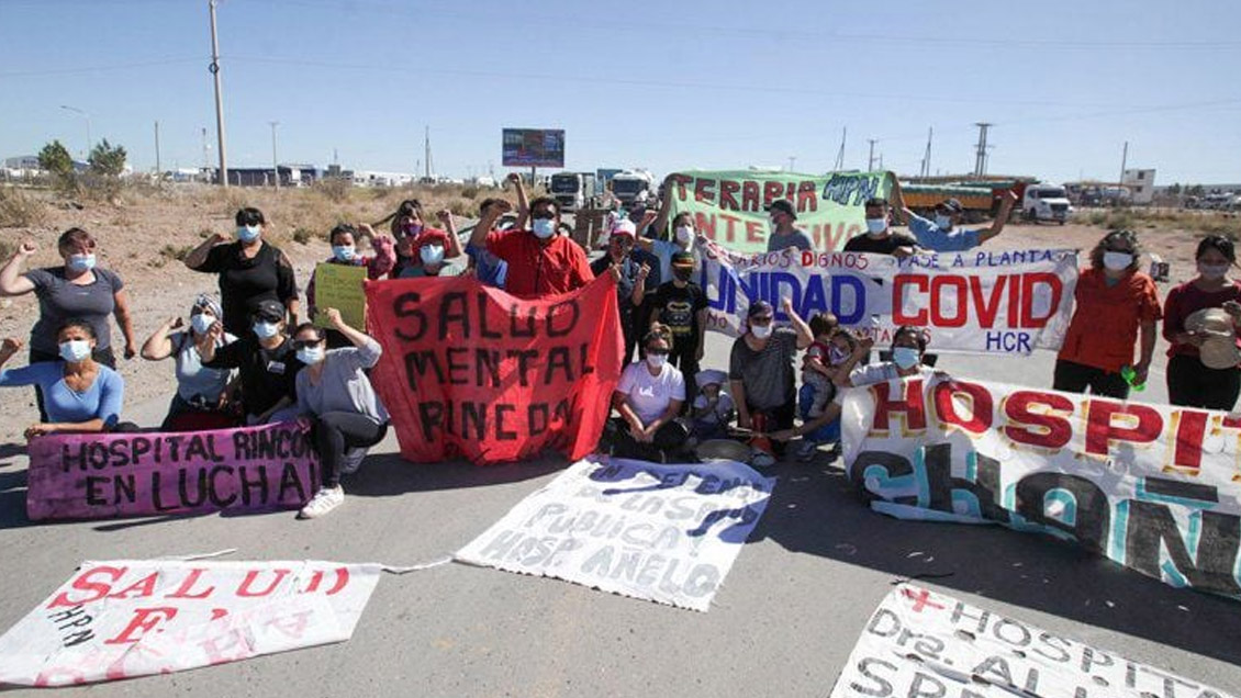 Protesta de sanitarios en provincia argentina mantiene varados a transportistas chilenos