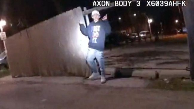 Video revela que niño latino de 13 años tenía las manos arriba cuando un policía de Chicago lo mató