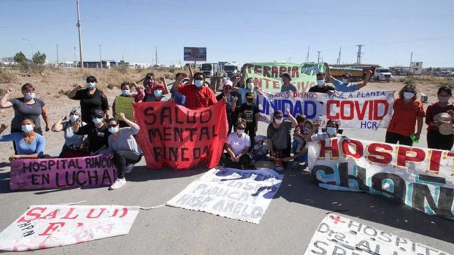Protesta de sanitarios en provincia argentina mantiene varados a transportistas chilenos
