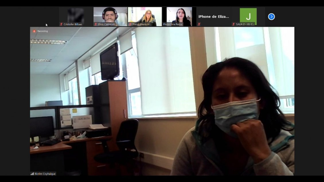 Formalizan a mujer acusada de golpear y desnudar a una joven en plena vía pública