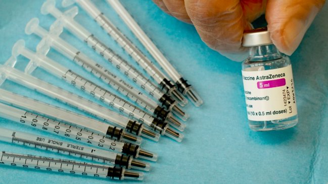 Por casos raros de trombos: ISP recomendó usar vacuna de AstraZeneca en mujeres mayores de 55 años