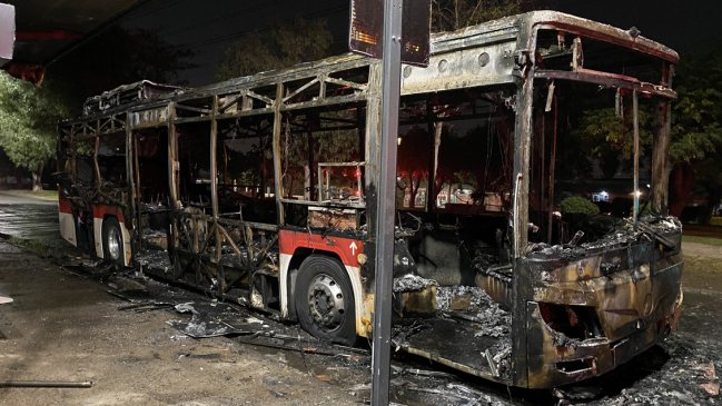 Encapuchados quemaron bus del sistema Red en Cerrillos