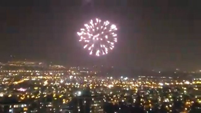 Barristas de Colo Colo lanzaron fuegos artificiales en varios barrios de Santiago