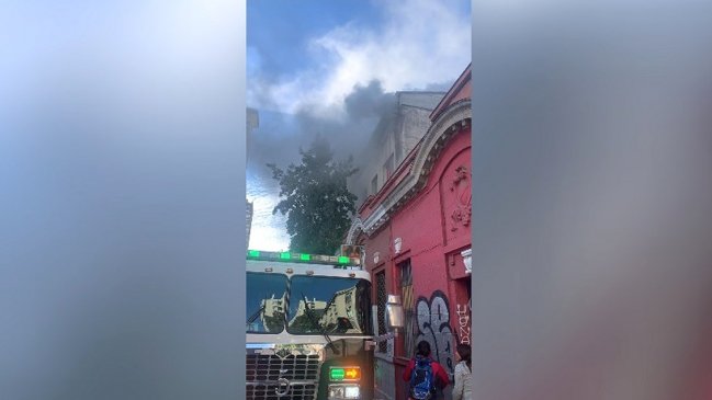 Mujer saltó desde un cuarto piso para escapar de incendio en Santiago Centro